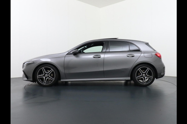 Mercedes-Benz A-Klasse 200 AMG Line FACELIFT | 163PK | Night-pakket | Panoramadak | Ambienteverlichting | Dodehoek | Mountaingrau | Rijklaar + 12 mnd BOVAG garantie