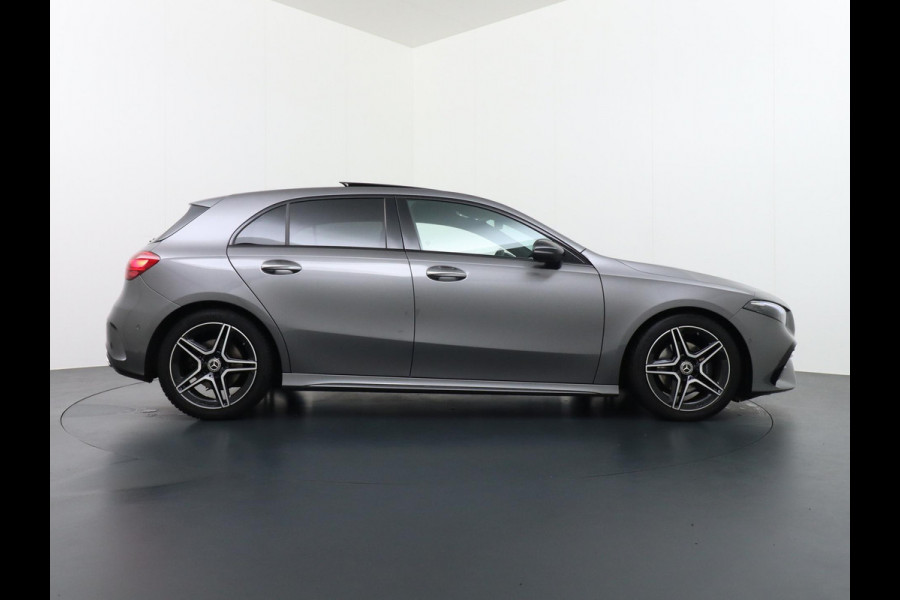 Mercedes-Benz A-Klasse 200 AMG Line FACELIFT | 163PK | Night-pakket | Panoramadak | Ambienteverlichting | Dodehoek | Mountaingrau | Rijklaar + 12 mnd BOVAG garantie