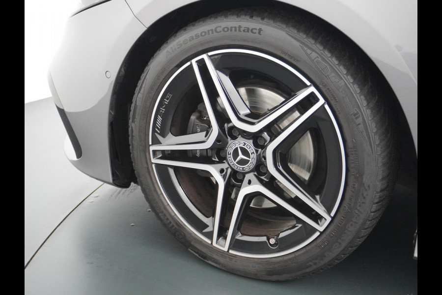 Mercedes-Benz A-Klasse 200 AMG Line FACELIFT | 163PK | Night-pakket | Panoramadak | Ambienteverlichting | Dodehoek | Mountaingrau | Rijklaar + 12 mnd BOVAG garantie