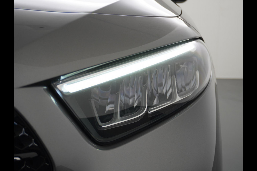 Mercedes-Benz A-Klasse 200 AMG Line FACELIFT | 163PK | Night-pakket | Panoramadak | Ambienteverlichting | Dodehoek | Mountaingrau | Rijklaar + 12 mnd BOVAG garantie