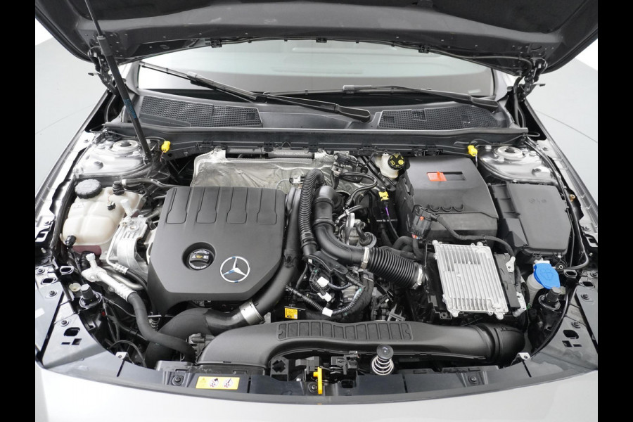 Mercedes-Benz A-Klasse 200 AMG Line FACELIFT | 163PK | Night-pakket | Panoramadak | Ambienteverlichting | Dodehoek | Mountaingrau | Rijklaar + 12 mnd BOVAG garantie