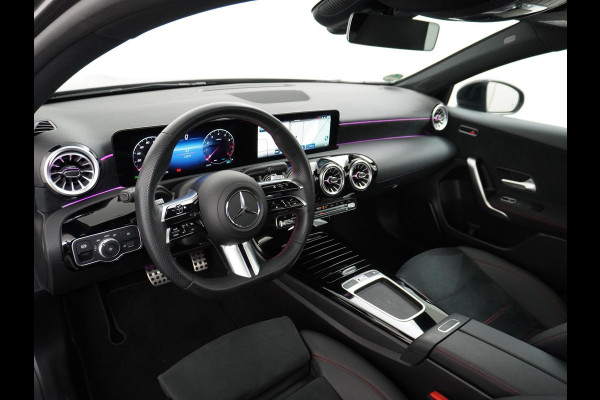 Mercedes-Benz A-Klasse 200 AMG Line FACELIFT | 163PK | Night-pakket | Panoramadak | Ambienteverlichting | Dodehoek | Mountaingrau | Rijklaar + 12 mnd BOVAG garantie