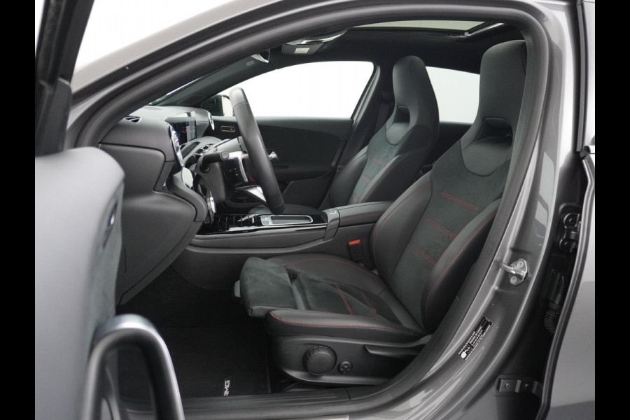 Mercedes-Benz A-Klasse 200 AMG Line FACELIFT | 163PK | Night-pakket | Panoramadak | Ambienteverlichting | Dodehoek | Mountaingrau | Rijklaar + 12 mnd BOVAG garantie