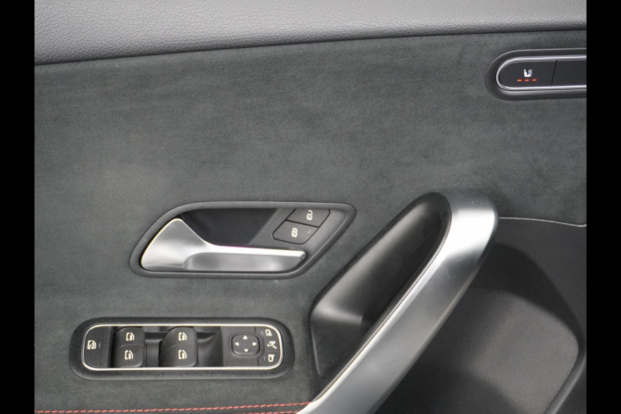 Mercedes-Benz A-Klasse 200 AMG Line FACELIFT | 163PK | Night-pakket | Panoramadak | Ambienteverlichting | Dodehoek | Mountaingrau | Rijklaar + 12 mnd BOVAG garantie