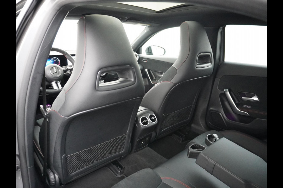 Mercedes-Benz A-Klasse 200 AMG Line FACELIFT | 163PK | Night-pakket | Panoramadak | Ambienteverlichting | Dodehoek | Mountaingrau | Rijklaar + 12 mnd BOVAG garantie