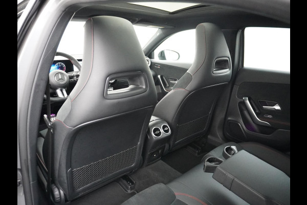 Mercedes-Benz A-Klasse 200 AMG Line FACELIFT | 163PK | Night-pakket | Panoramadak | Ambienteverlichting | Dodehoek | Mountaingrau | Rijklaar + 12 mnd BOVAG garantie
