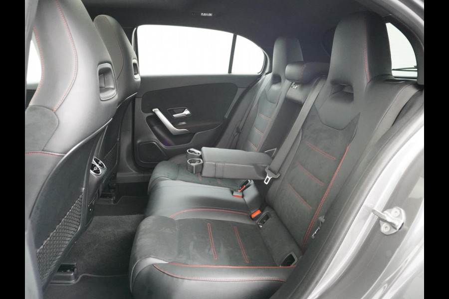 Mercedes-Benz A-Klasse 200 AMG Line FACELIFT | 163PK | Night-pakket | Panoramadak | Ambienteverlichting | Dodehoek | Mountaingrau | Rijklaar + 12 mnd BOVAG garantie