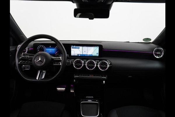 Mercedes-Benz A-Klasse 200 AMG Line FACELIFT | 163PK | Night-pakket | Panoramadak | Ambienteverlichting | Dodehoek | Mountaingrau | Rijklaar + 12 mnd BOVAG garantie