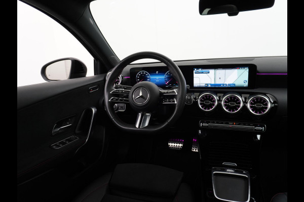 Mercedes-Benz A-Klasse 200 AMG Line FACELIFT | 163PK | Night-pakket | Panoramadak | Ambienteverlichting | Dodehoek | Mountaingrau | Rijklaar + 12 mnd BOVAG garantie
