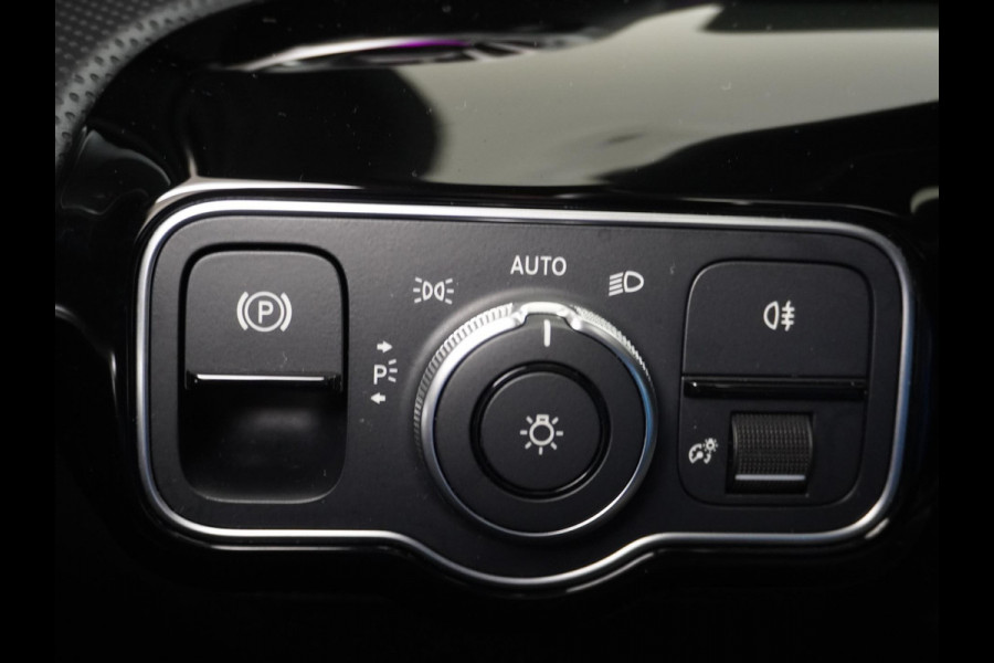 Mercedes-Benz A-Klasse 200 AMG Line FACELIFT | 163PK | Night-pakket | Panoramadak | Ambienteverlichting | Dodehoek | Mountaingrau | Rijklaar + 12 mnd BOVAG garantie