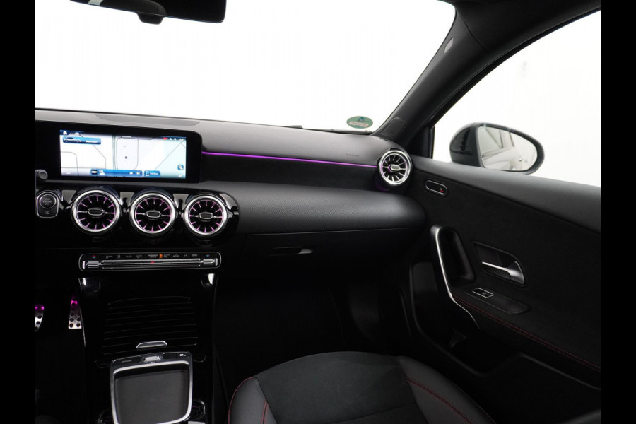 Mercedes-Benz A-Klasse 200 AMG Line FACELIFT | 163PK | Night-pakket | Panoramadak | Ambienteverlichting | Dodehoek | Mountaingrau | Rijklaar + 12 mnd BOVAG garantie