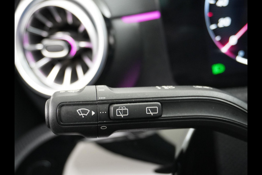 Mercedes-Benz A-Klasse 200 AMG Line FACELIFT | 163PK | Night-pakket | Panoramadak | Ambienteverlichting | Dodehoek | Mountaingrau | Rijklaar + 12 mnd BOVAG garantie