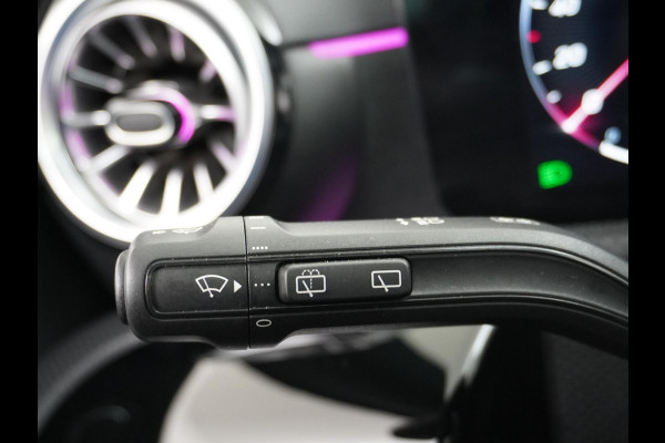 Mercedes-Benz A-Klasse 200 AMG Line FACELIFT | 163PK | Night-pakket | Panoramadak | Ambienteverlichting | Dodehoek | Mountaingrau | Rijklaar + 12 mnd BOVAG garantie