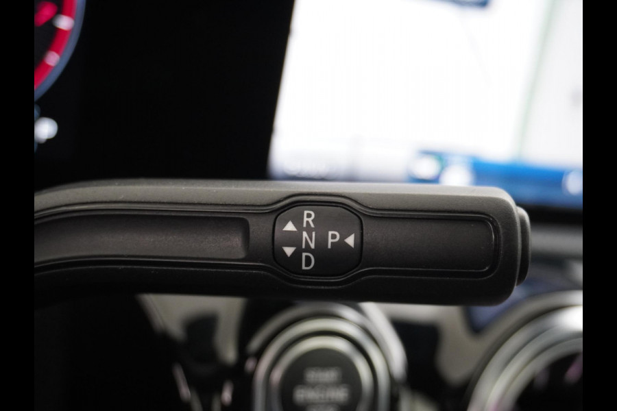 Mercedes-Benz A-Klasse 200 AMG Line FACELIFT | 163PK | Night-pakket | Panoramadak | Ambienteverlichting | Dodehoek | Mountaingrau | Rijklaar + 12 mnd BOVAG garantie