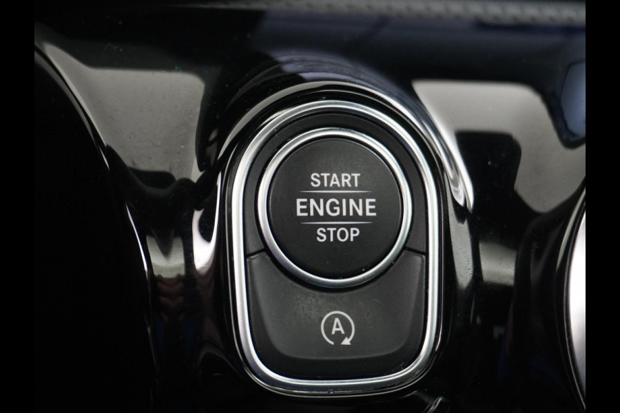 Mercedes-Benz A-Klasse 200 AMG Line FACELIFT | 163PK | Night-pakket | Panoramadak | Ambienteverlichting | Dodehoek | Mountaingrau | Rijklaar + 12 mnd BOVAG garantie