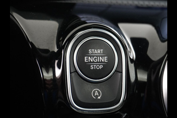 Mercedes-Benz A-Klasse 200 AMG Line FACELIFT | 163PK | Night-pakket | Panoramadak | Ambienteverlichting | Dodehoek | Mountaingrau | Rijklaar + 12 mnd BOVAG garantie