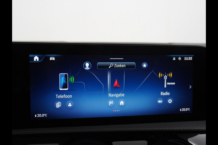 Mercedes-Benz A-Klasse 200 AMG Line FACELIFT | 163PK | Night-pakket | Panoramadak | Ambienteverlichting | Dodehoek | Mountaingrau | Rijklaar + 12 mnd BOVAG garantie