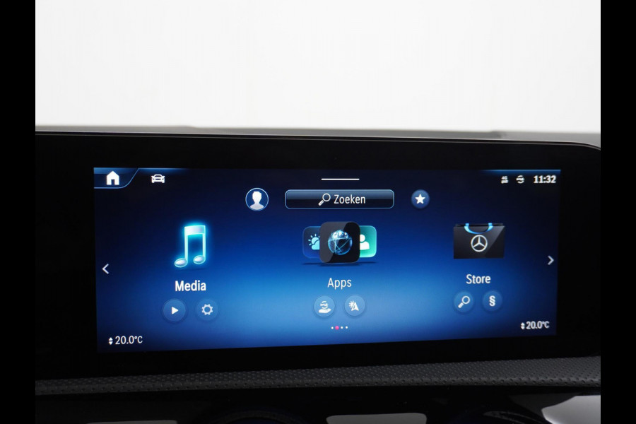 Mercedes-Benz A-Klasse 200 AMG Line FACELIFT | 163PK | Night-pakket | Panoramadak | Ambienteverlichting | Dodehoek | Mountaingrau | Rijklaar + 12 mnd BOVAG garantie