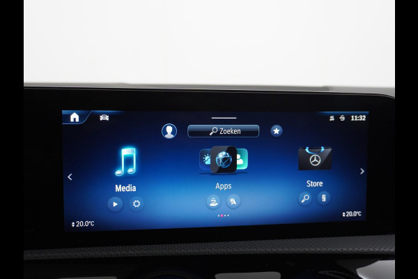 Mercedes-Benz A-Klasse 200 AMG Line FACELIFT | 163PK | Night-pakket | Panoramadak | Ambienteverlichting | Dodehoek | Mountaingrau | Rijklaar + 12 mnd BOVAG garantie