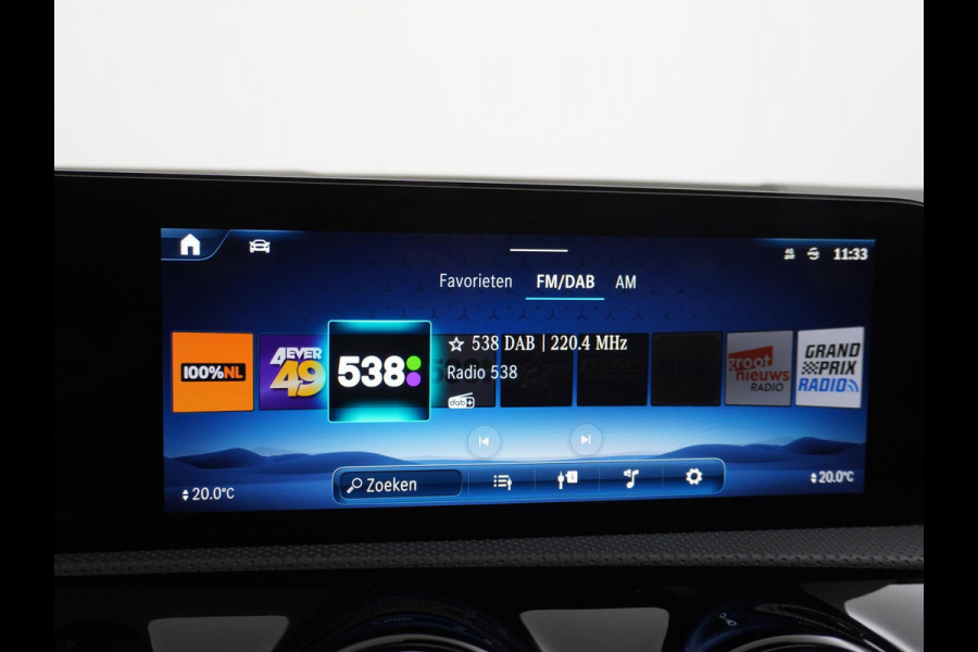 Mercedes-Benz A-Klasse 200 AMG Line FACELIFT | 163PK | Night-pakket | Panoramadak | Ambienteverlichting | Dodehoek | Mountaingrau | Rijklaar + 12 mnd BOVAG garantie