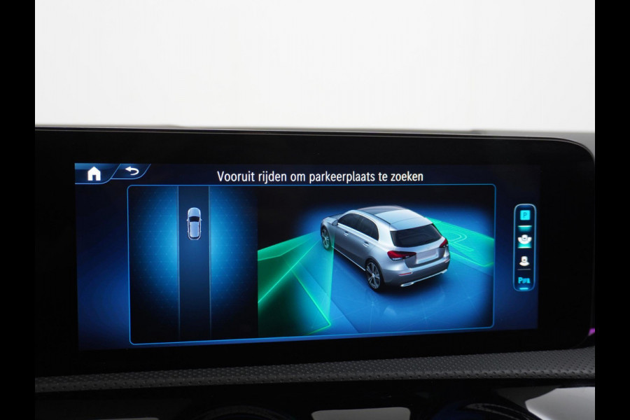Mercedes-Benz A-Klasse 200 AMG Line FACELIFT | 163PK | Night-pakket | Panoramadak | Ambienteverlichting | Dodehoek | Mountaingrau | Rijklaar + 12 mnd BOVAG garantie