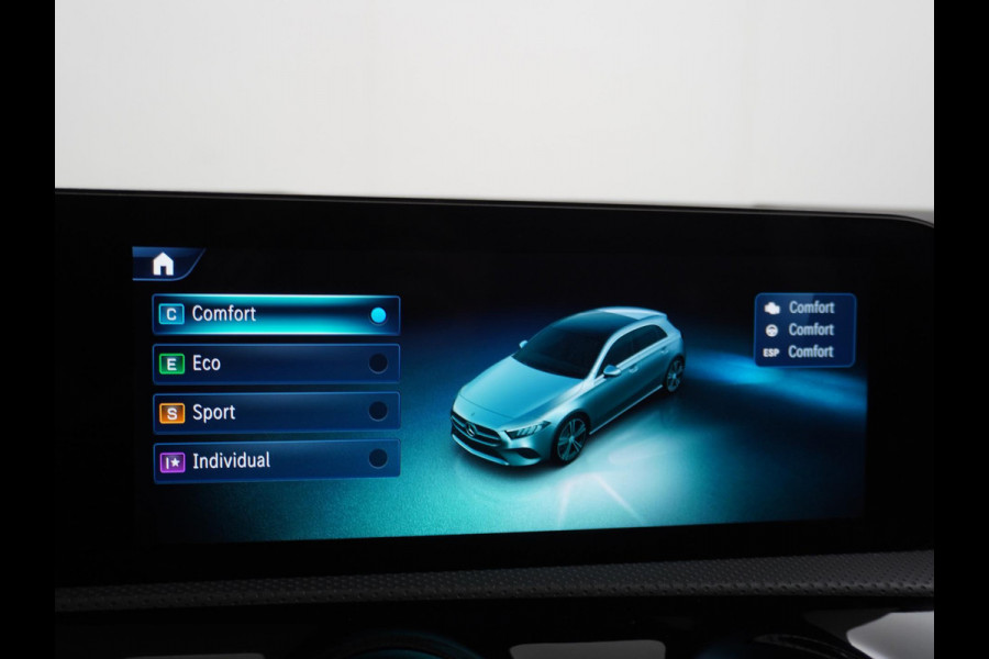 Mercedes-Benz A-Klasse 200 AMG Line FACELIFT | 163PK | Night-pakket | Panoramadak | Ambienteverlichting | Dodehoek | Mountaingrau | Rijklaar + 12 mnd BOVAG garantie
