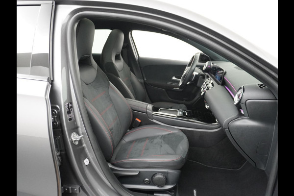 Mercedes-Benz A-Klasse 200 AMG Line FACELIFT | 163PK | Night-pakket | Panoramadak | Ambienteverlichting | Dodehoek | Mountaingrau | Rijklaar + 12 mnd BOVAG garantie