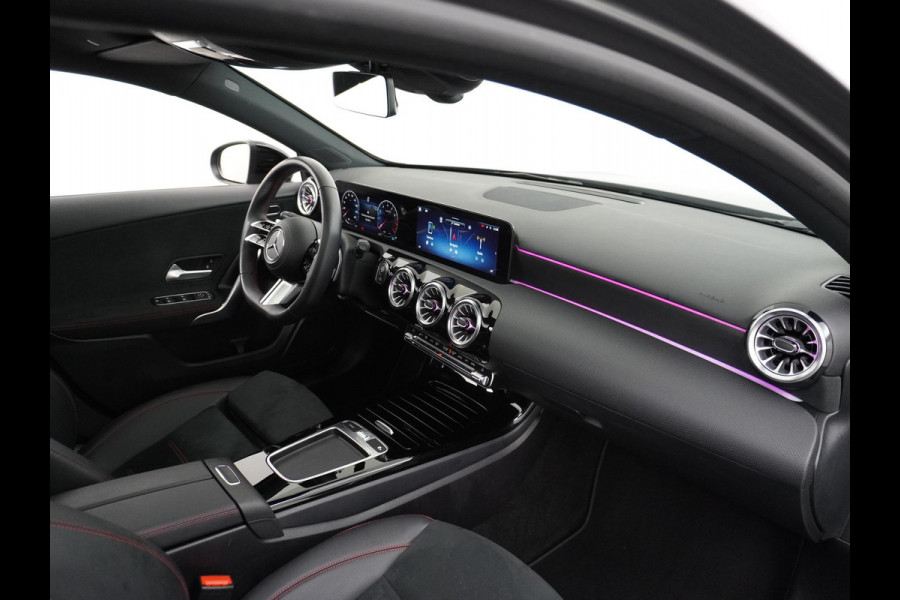 Mercedes-Benz A-Klasse 200 AMG Line FACELIFT | 163PK | Night-pakket | Panoramadak | Ambienteverlichting | Dodehoek | Mountaingrau | Rijklaar + 12 mnd BOVAG garantie