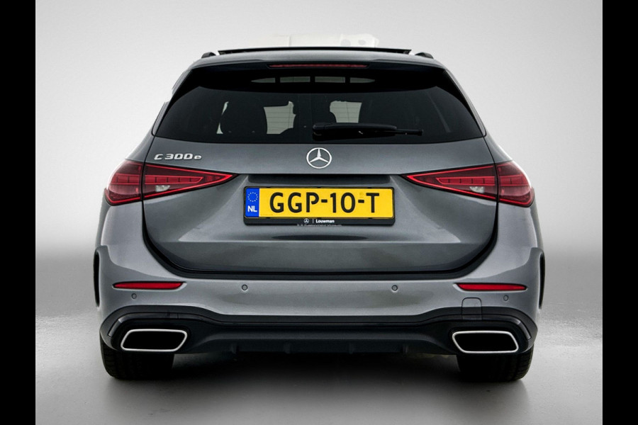 Mercedes-Benz C-Klasse Estate 300 e AMG Plug-In Hybride AMG Line | Night Pakket | Panorama Schuif-Kanteldak | Alarm Klasse 3 | KeyLess-Go | Easy Pack Achterklep. Inclusief 48 maanden Mercedes-Benz Certified garantie voor Europa.