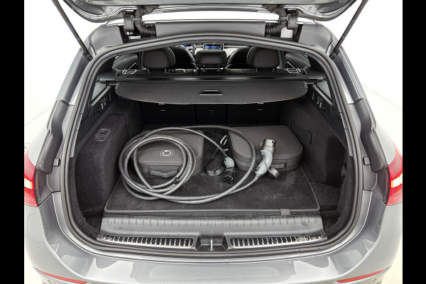 Mercedes-Benz C-Klasse Estate 300 e AMG Plug-In Hybride AMG Line | Night Pakket | Panorama Schuif-Kanteldak | Alarm Klasse 3 | KeyLess-Go | Easy Pack Achterklep. Inclusief 48 maanden Mercedes-Benz Certified garantie voor Europa.