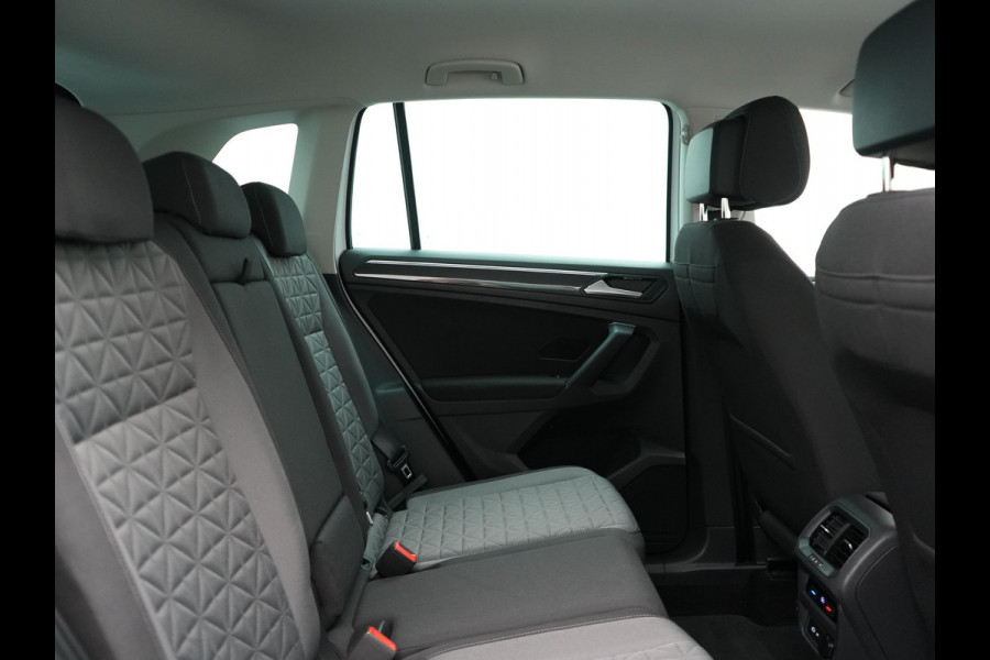Volkswagen Tiguan 1.4 TSI eHybrid Elegance Plug In Hybrid 245pk Dealer O.H. PHEV | Trekhaak Af Fabriek | Adaptive Cruise | IQ Light | Camera | Stoelen & Stuur Verwarmd | Apple Carplay | Blis | Navigatie | DAB |
