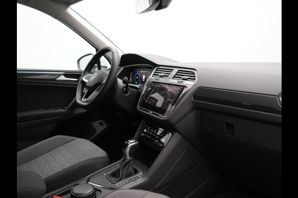 Volkswagen Tiguan 1.4 TSI eHybrid Elegance Plug In Hybrid 245pk Dealer O.H. PHEV | Trekhaak Af Fabriek | Adaptive Cruise | IQ Light | Camera | Stoelen & Stuur Verwarmd | Apple Carplay | Blis | Navigatie | DAB |
