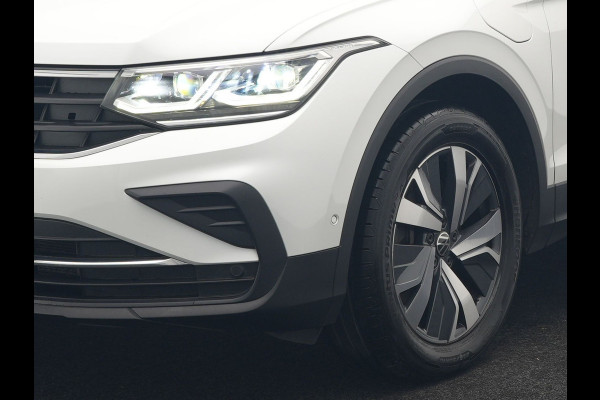 Volkswagen Tiguan 1.4 TSI eHybrid Elegance Plug In Hybrid 245pk Dealer O.H. PHEV | Trekhaak Af Fabriek | Adaptive Cruise | IQ Light | Camera | Stoelen & Stuur Verwarmd | Apple Carplay | Blis | Navigatie | DAB |