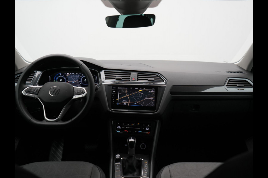 Volkswagen Tiguan 1.4 TSI eHybrid Elegance Plug In Hybrid 245pk Dealer O.H. PHEV | Trekhaak Af Fabriek | Adaptive Cruise | IQ Light | Camera | Stoelen & Stuur Verwarmd | Apple Carplay | Blis | Navigatie | DAB |