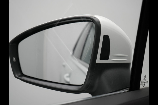 Volkswagen Tiguan 1.4 TSI eHybrid Elegance Plug In Hybrid 245pk Dealer O.H. PHEV | Trekhaak Af Fabriek | Adaptive Cruise | IQ Light | Camera | Stoelen & Stuur Verwarmd | Apple Carplay | Blis | Navigatie | DAB |