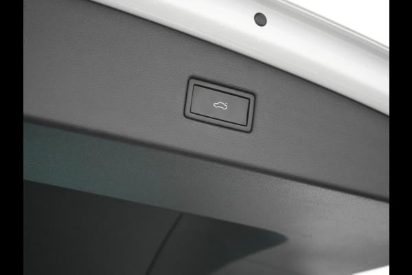 Volkswagen Tiguan 1.4 TSI eHybrid Elegance Plug In Hybrid 245pk Dealer O.H. PHEV | Trekhaak Af Fabriek | Adaptive Cruise | IQ Light | Camera | Stoelen & Stuur Verwarmd | Apple Carplay | Blis | Navigatie | DAB |