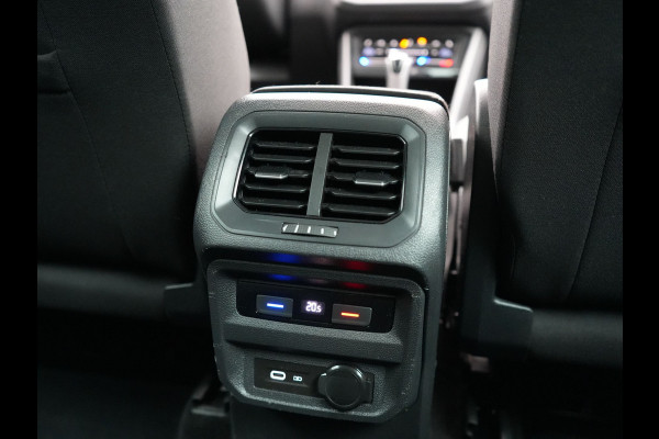 Volkswagen Tiguan 1.4 TSI eHybrid Elegance Plug In Hybrid 245pk Dealer O.H. PHEV | Trekhaak Af Fabriek | Adaptive Cruise | IQ Light | Camera | Stoelen & Stuur Verwarmd | Apple Carplay | Blis | Navigatie | DAB |