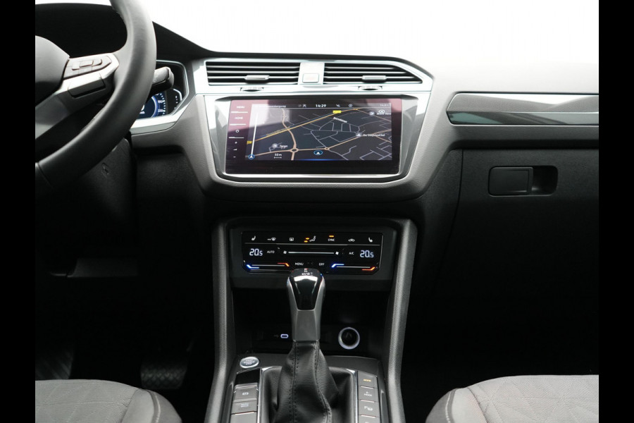 Volkswagen Tiguan 1.4 TSI eHybrid Elegance Plug In Hybrid 245pk Dealer O.H. PHEV | Trekhaak Af Fabriek | Adaptive Cruise | IQ Light | Camera | Stoelen & Stuur Verwarmd | Apple Carplay | Blis | Navigatie | DAB |