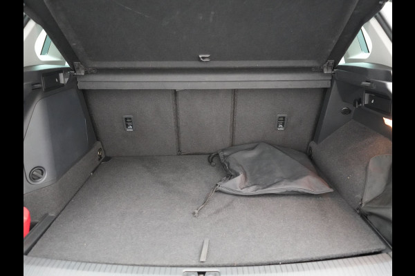 Volkswagen Tiguan 1.4 TSI eHybrid Elegance Plug In Hybrid 245pk Dealer O.H. PHEV | Trekhaak Af Fabriek | Adaptive Cruise | IQ Light | Camera | Stoelen & Stuur Verwarmd | Apple Carplay | Blis | Navigatie | DAB |