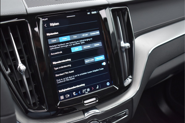 Volvo XC60 2.0 Recharge T8 AWD R-Design 455 Pk Pano Luchtvering Trekhaak Keyless Leder 21 Inch