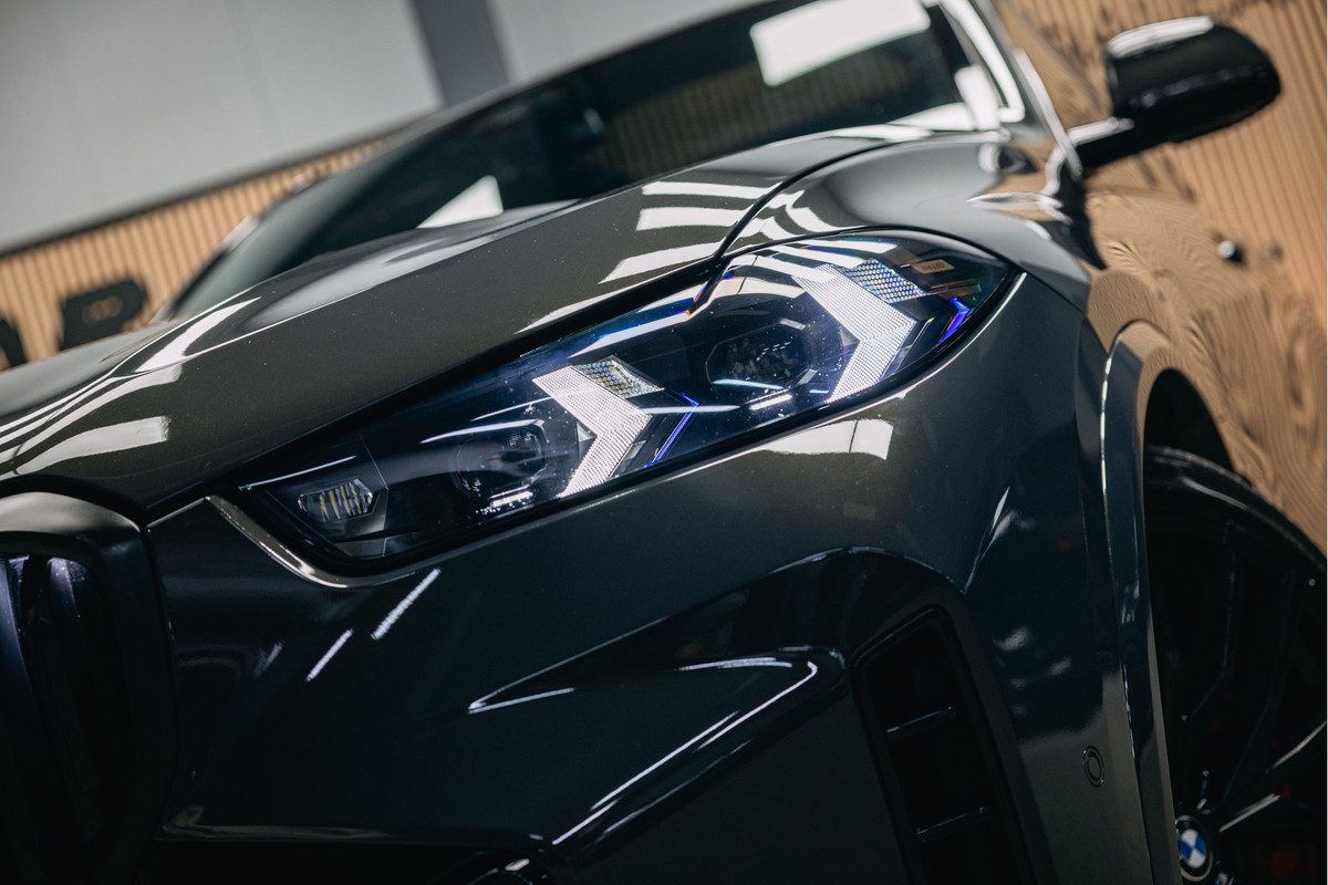 BMW X5 xDrive50e | Luxe stoelen | Luchtvering | Dravit Grau | Trekhaak | Stuur en stoelverwarming | Harman/Kardon |