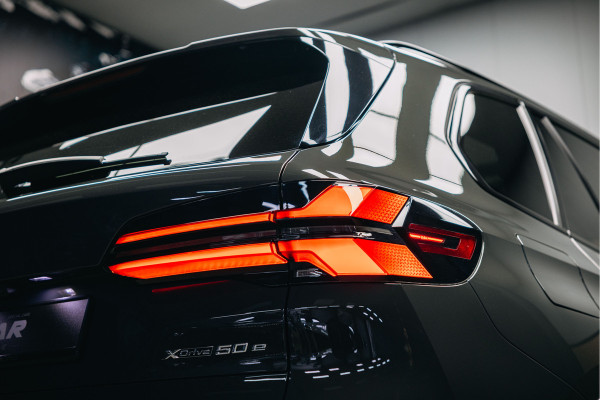 BMW X5 xDrive50e | Luxe stoelen | Luchtvering | Dravit Grau | Trekhaak | Stuur en stoelverwarming | Harman/Kardon |