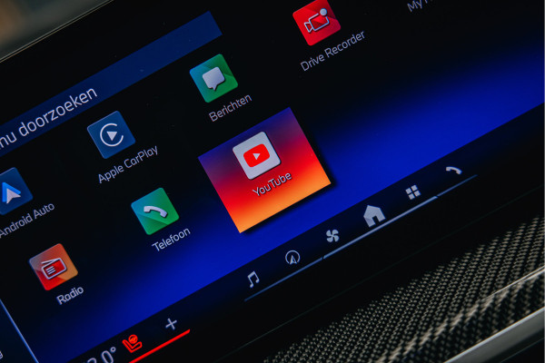 BMW X5 xDrive50e | Luxe stoelen | Luchtvering | Dravit Grau | Trekhaak | Stuur en stoelverwarming | Harman/Kardon |