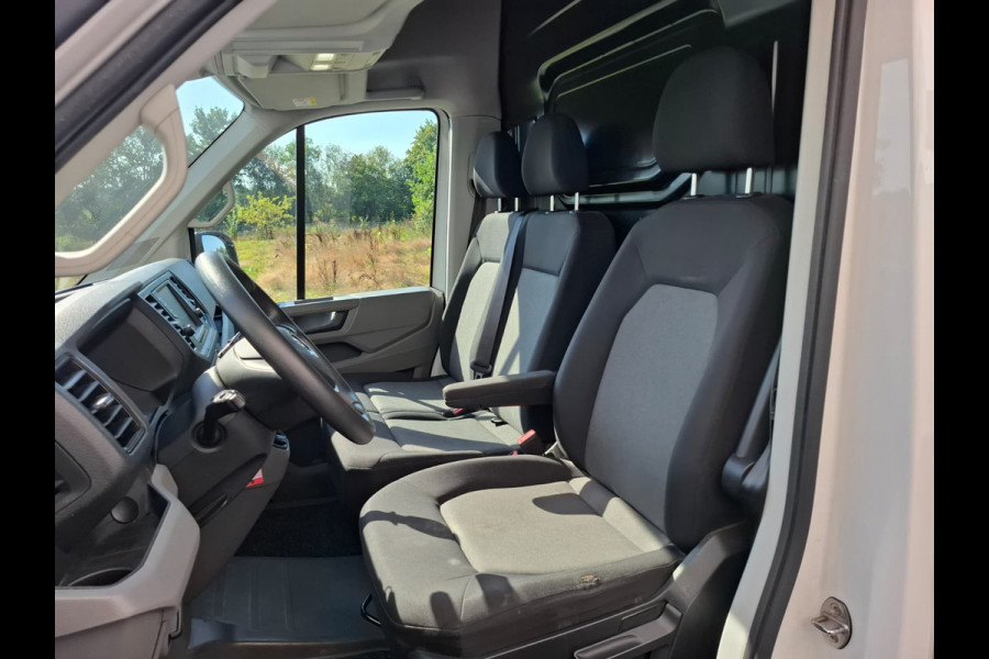 Volkswagen Crafter 35 2.0TDI L3H3 3-Persoons Navi Airco Cruise Control Verwarmbare Voorruit Regensensor Pdc Schuifdeur Betonplex vloer Wandbetimmering Highline Euro 6 Diverse beschadigingen rondom