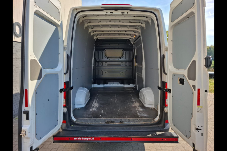 Volkswagen Crafter 35 2.0TDI L3H3 3-Persoons Navi Airco Cruise Control Verwarmbare Voorruit Regensensor Pdc Schuifdeur Betonplex vloer Wandbetimmering Highline Euro 6 Diverse beschadigingen rondom