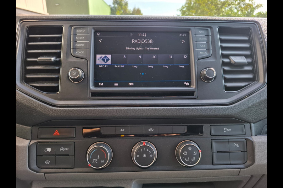 Volkswagen Crafter 35 2.0TDI L3H3 3-Persoons Navi Airco Cruise Control Verwarmbare Voorruit Regensensor Pdc Schuifdeur Betonplex vloer Wandbetimmering Highline Euro 6 Diverse beschadigingen rondom