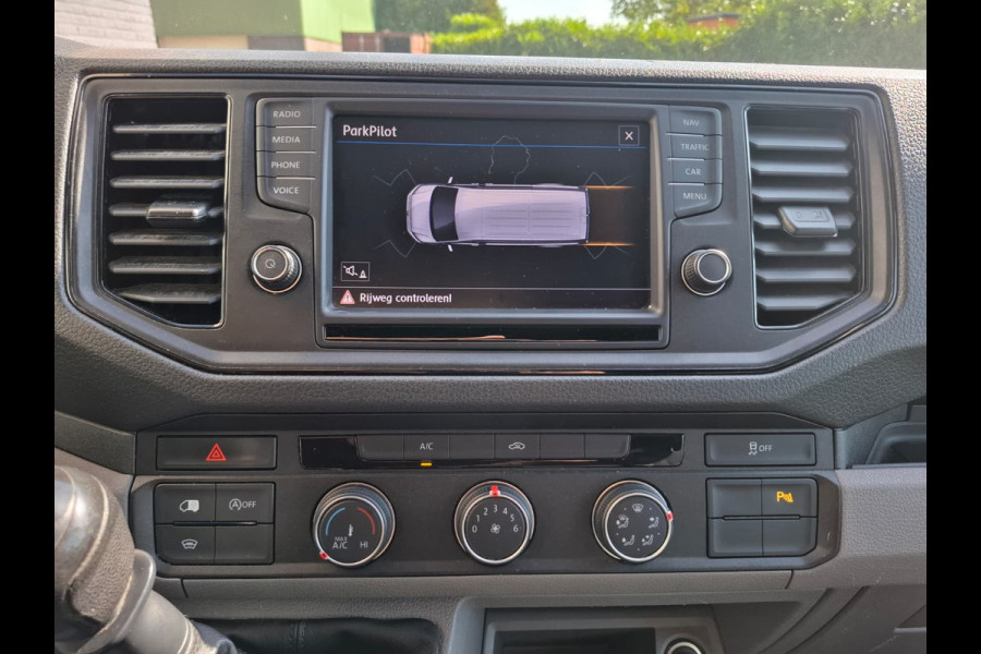 Volkswagen Crafter 35 2.0TDI L3H3 3-Persoons Navi Airco Cruise Control Verwarmbare Voorruit Regensensor Pdc Schuifdeur Betonplex vloer Wandbetimmering Highline Euro 6 Diverse beschadigingen rondom