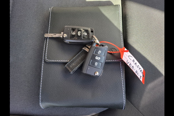 Volkswagen Crafter 35 2.0TDI L3H3 3-Persoons Navi Airco Cruise Control Verwarmbare Voorruit Regensensor Pdc Schuifdeur Betonplex vloer Wandbetimmering Highline Euro 6 Diverse beschadigingen rondom