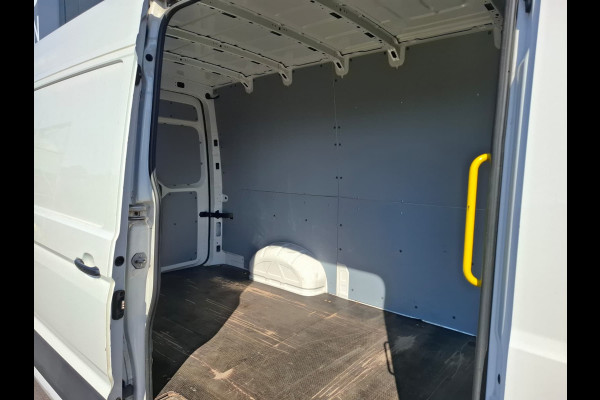Volkswagen Crafter 35 2.0TDI L3H3 3-Persoons Navi Airco Cruise Control Verwarmbare Voorruit Regensensor Pdc Schuifdeur Betonplex vloer Wandbetimmering Highline Euro 6 Diverse beschadigingen rondom