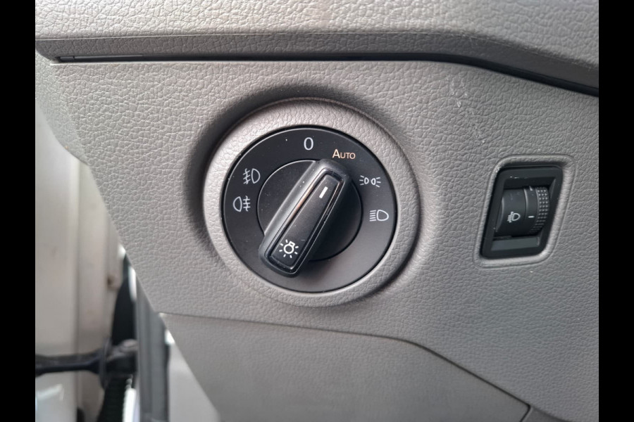 Volkswagen Crafter 35 2.0TDI L3H3 3-Persoons Navi Airco Cruise Control Verwarmbare Voorruit Regensensor Pdc Schuifdeur Betonplex vloer Wandbetimmering Highline Euro 6 Diverse beschadigingen rondom